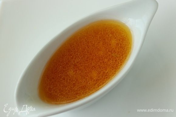 Для соуса выдавить сок из второй половины грейпфрута, добавить оливковое масло и выдавить через пресс зубчик чеснока. Перемешать.