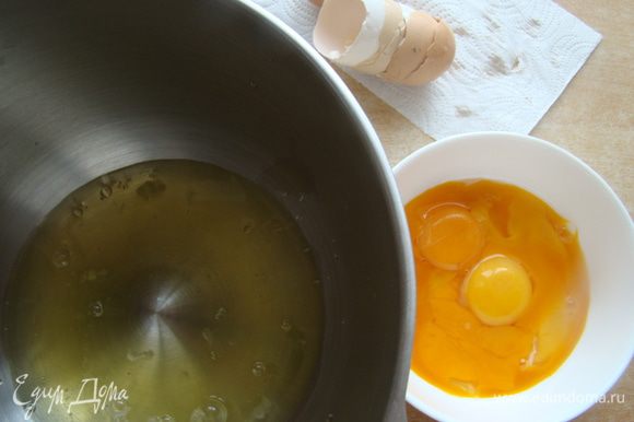 Яйца делим на белки и желтки