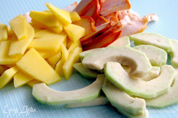 Куриное филе, авокадо и манго, нарезать тонкими ломтиками. Авокадо сбрызнуть лимонным соком, чтобы не потемнел.