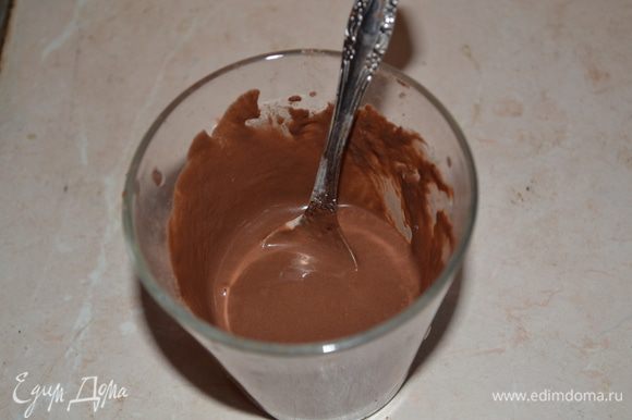 Для шоколадных полосок смешать в кружечке муку, воду и какао. Смесь переложить в корнетик.
