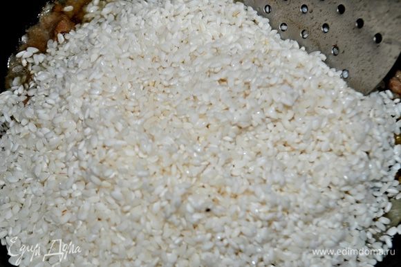 Как только маш стал лопаться добавить промытый рис и налить воды на одну фалангу,убавить огонь до минимума и готовить под крышкой 20-25 минут,до полной готовности маша и риса.