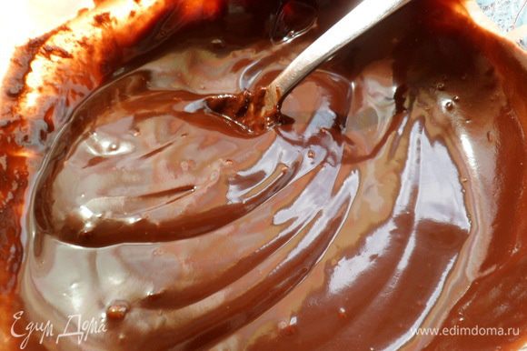 интенсивно перемешиваем шоколад с водой до однородной массы и оставляем остывать