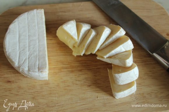 Сыр нарезать кусочками.