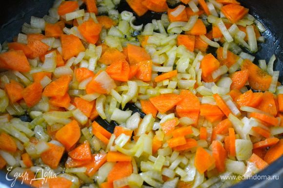 Лук и морковь нарезать не очень мелко. Поставить на огонь глубокую сковороду с тяжелым дном, разогреть в ней оливковое масло и положить обжариваться овощи.