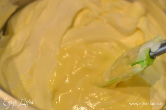 Взбить сливки до мягких,но устойчивых пиков,добавить к сливкам желтковую массу и аккуратно лопаткой перемешать.