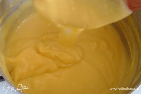 В теплое молоко тонкой струйкой ввести желтковую массу. При постоянном помешивании довести крем до загустения, охладить. (У меня крем получился желтеньким, т.к. использовала домашние яйца).