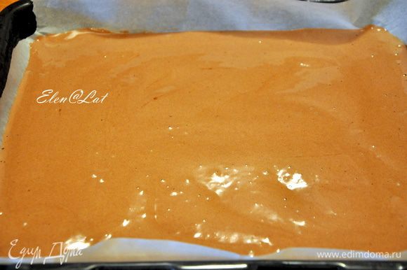Добавьте аккуратно муку, какао и разрыхлитель, ванилин. На противень застеленный бумагой для выпечки, вылить тесто, распределить по всей поверхности. Выпекайте в заранее разогретой до 200 С духовке примерно 10-12 мин.