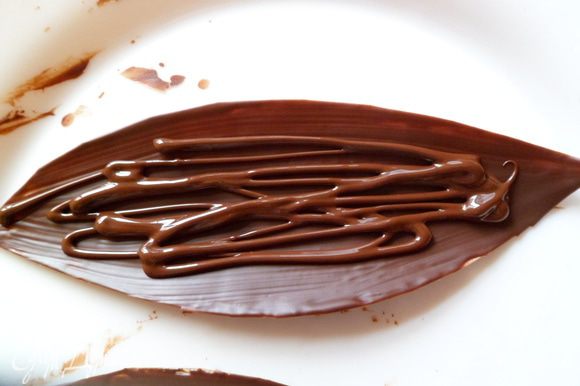 наносим еще слой шоколада,листики не должны быть тонкими,иначе они сломаются