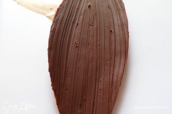застывшие шоколадные листики отделяем от бумаги
