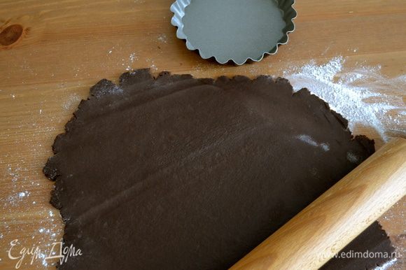 По истечение указанного времени, достать тесто и раскатать в пласт толщиной примерно 3 мм.