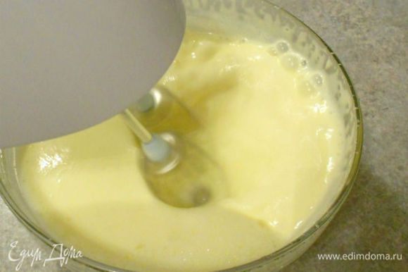 В миске взбить яичные желтки с сахаром и глюкозой до светлой, мягкой массы. (Сироп глюкозы добавляют в мороженое для предотвращения кристаллизации). Добавьте молочную смесь к желтковой и хорошо перемешайте.
