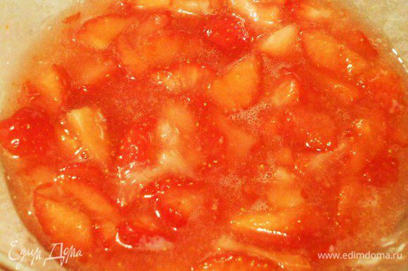 Для ягодного соуса в миске засыпьте ягоды ( м.б. любые красные ягоды,но ярче всего клюква и малина) сахаром и оставьте на 20 мин. Когда ягоды пустят сок,взбейте всё в блендере до пюре, протрите через частое сито. В холодильнике может храниться до 3 дней.