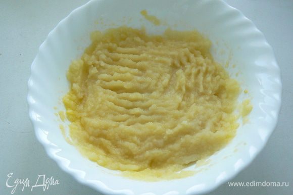 Сварите картофель «в мундире», очистите и разомните в пюре с маслом, солью и частью воды по рецепту.