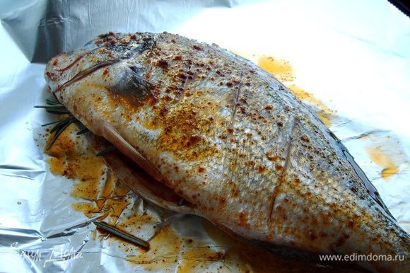 Полить рыбу маслом внутри и снаружи, присыпать специями и перцем. В брюшко спрятать по веточке розмарина. Запекать рыбу при 170*С около 30 минут.