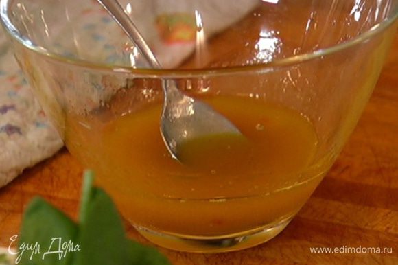 Приготовить заправку: соединить оливковое масло, 1 ст. ложку уксуса, в котором мариновался лук, лимонный сок и пасту харисса.