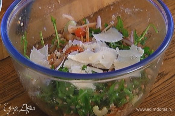 Пармезан нарезать тонкими хлопьями (можно воспользоваться овощечисткой) и посыпать салат.