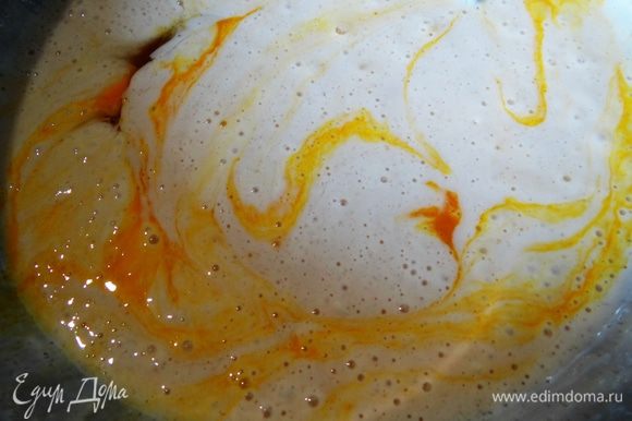 Положить в тесто яйца, соль и вымесить, добавляя муку, тесто до того состояния, пока оно не начнет отставать от рук. После вымешивания мягкое тесто поставить опять в теплое место для подхода.