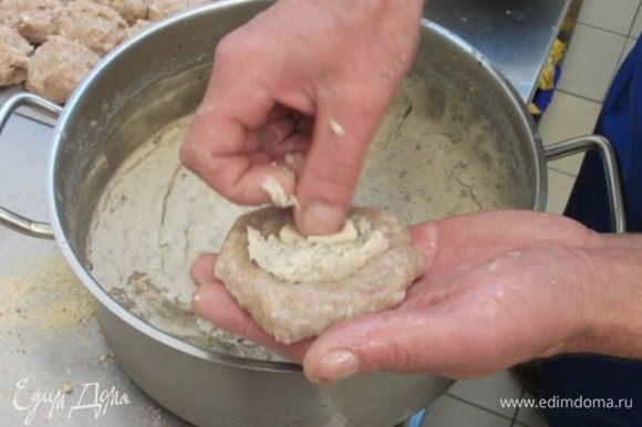 К куриному фаршу, по желанию, добавляем молотый лук и делим на котлетки. Мокрыми руками делаем из фарша "пирожки" и кладем внутрь молочный соус. После охлаждения он довольно упругий и эластичный.