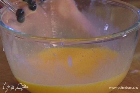 Яйца с половиной лимонного сока слегка взбить венчиком, затем добавить оставшийся сок и еще немного взбить.
