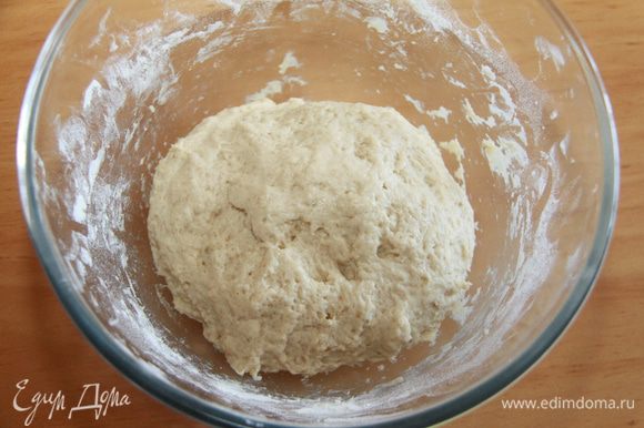 Замесить тесто. Вымесить минут 5. Оно будет несколько липким. Положить тесто на расстойку, прикрыть влажным полотенцем или пищевой плёнкой, чтобы на поверхности не образовалась корка.
