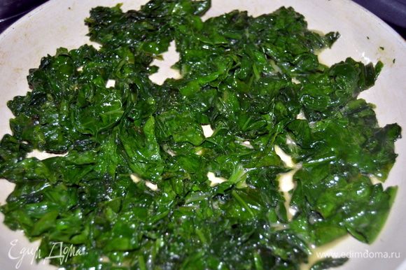 В сковороде растопить сливочное масло, выложить шпинат и готовить помешивая, пока он не станет мягким и уменьшится в объеме.