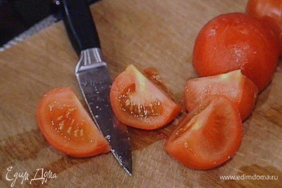 для салата помидоры бланшировать в кипятке, снять кожицу, нарезать на дольки.