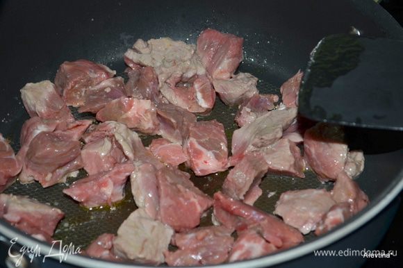Разогреть масло на сковороде ,обжарить на нем говядину несколько минут.