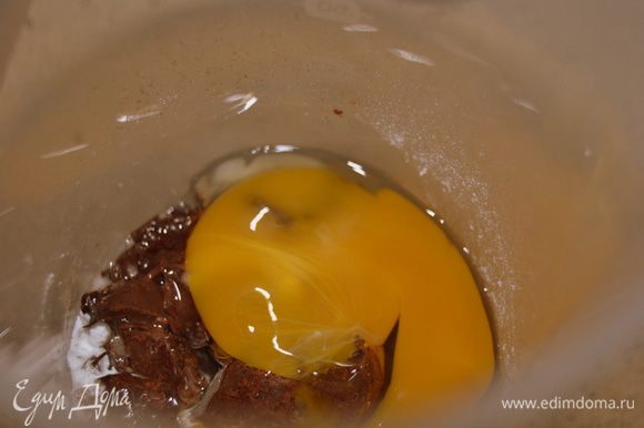 В блендере смешать яйцо,шоколад (шоколадные капли или раскрошенный шоколад 70%) и ванильный экстракт.Постепенно вливаем 300г сливок.