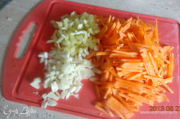 Морковь, перец болгарский, чеснок добавить к луку и немного протушить все вместе.
