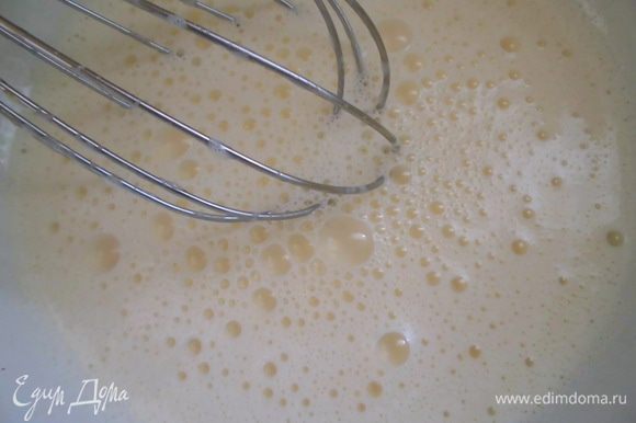 Сливки с молоком прогреть до появления первых пузырьков, но не кипятить! Взбивая, вводить в желтки с сахаром. Еще немного взбить.
