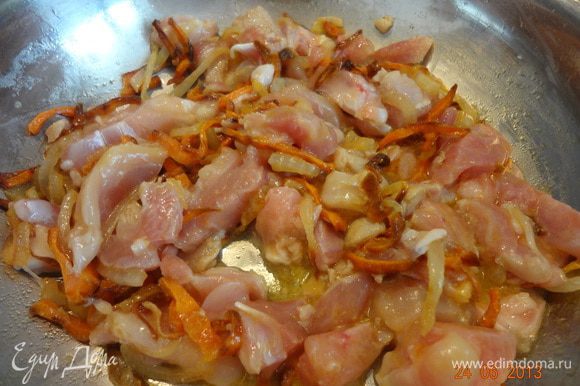 Тем временем сделать поджарку. Морковь нарезать тонкой соломкой, луковицу - полукольцами, куриное филе - небольшими кусочками. В глубокой сковороде или сотейнике (лучше взять толстостенную посуду) разогреть растительное масло, обжарить хорошо морковь, затем добавить лук, крупно порезанный чеснок, жарить все вместе 5 минут, в последнюю очередь положить кусочки филе, посолить, поперчить, перемешать, накрыть крышкой и потушить на слабом огне 15-20 минут.