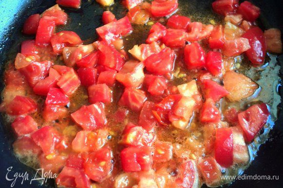 Приготовить томатный соус: помидоры надрезать сверху крестообразно и залить на 1-2 минуты кипятком. Затем обдать помидоры холодной водой и снять кожицу. Нарезать помидоры мелким кубиком. Припустить помидоры на сковороде на оливковом масле до мягкости.