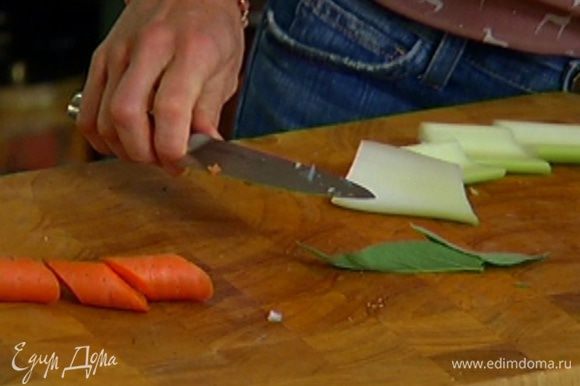 1 морковь и 1 стебель сельдерея крупно порезать.