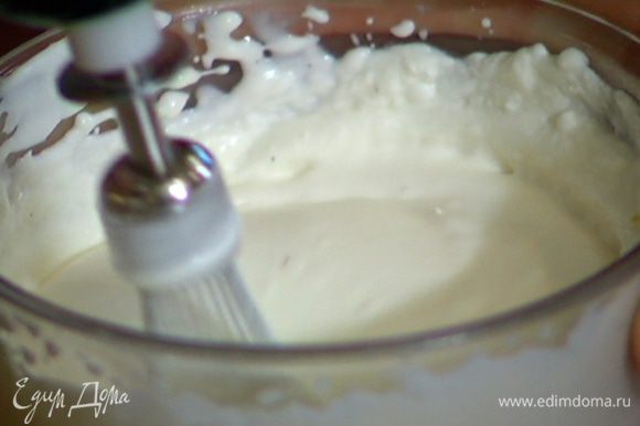 Приготовить крем: сливки взбить с сахарной пудрой и ванильным экстрактом.