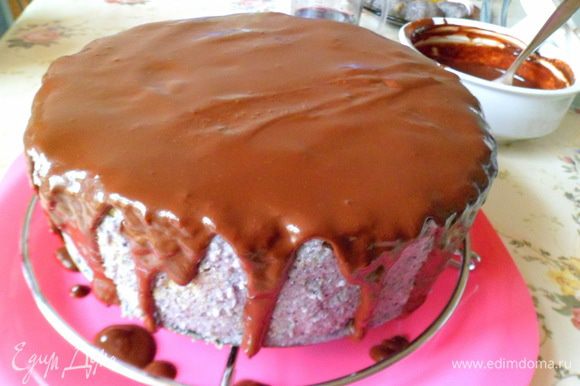 Когда шоколадная глазурь начнет немного загустевать,начинаем покрывать ею торт сверху примерно 5-6 ст. ложек), будут подтеки