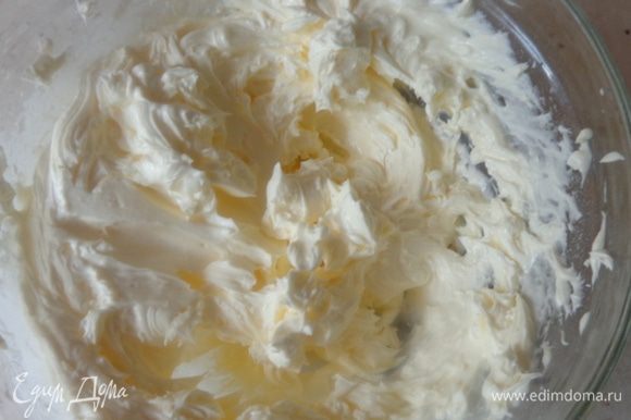 Пока выпекаются кексы, сделать масляный крем, взбив масло с сахарной пудрой и молоком.