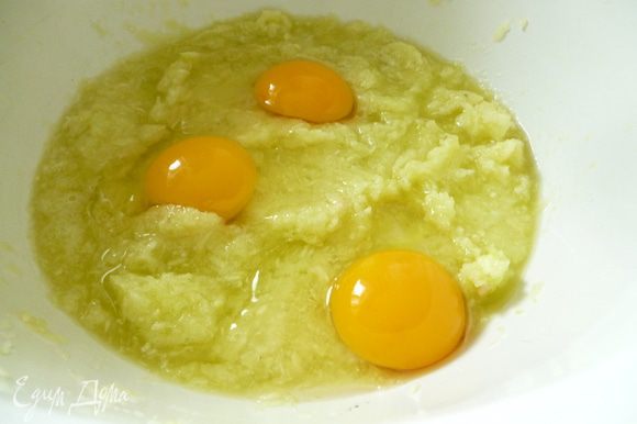 Добавить яйца,соль и хорошо перемешать венчиком до однородной смеси.По желанию можно добавить немножко измельченной зелени.