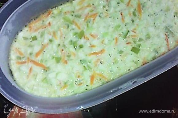 Перелить яично - овощную смесь в форму, подходящую для пароварки. Поставить в пароварку ~ 35-40 минут. Готовую фриттату подаём, можно украсить зеленью. К сожалению, у меня не было, подала так.