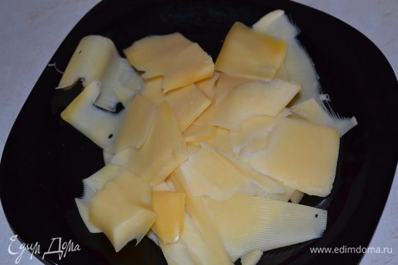 Сыр нарезать ломтиками.
