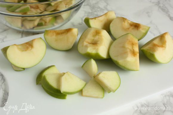 Нарежьте кусочки яблок тонкими ломтиками.