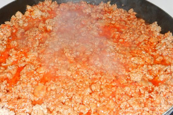 Прожариваем фарш. Добавляем томатную пасту, разведенную с небольшим количеством воды и прожариваем еще чуток.