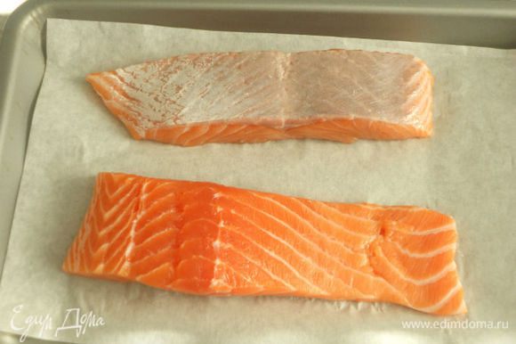 Филе лосося запеките под разогретым грилем в течении 6-7 минут. (Можно отварить в кипящей воде с добавлением лаврового листа и соли.)