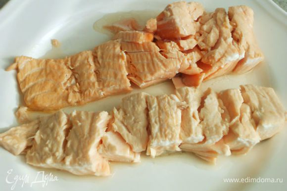 Переложите готовую рыбу на тарелку, остудите и разделите вилкой на небольшие кусочки. Проверьте, нет ли там костей.
