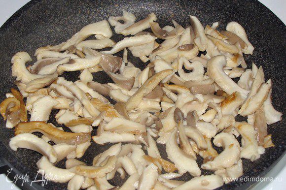 Разогреть в сковороде 1 ст. л. растительного масла и обжарить грибы. Сковороду отставить в сторону.
