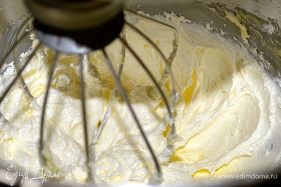 Просеять муку, разрыхлитель, соду и щепотку соли. С помощью ручного миксера (или комбайна) взбить до кремообразного состояния размягченное масло, сахар, цедру апельсина и ваниль.