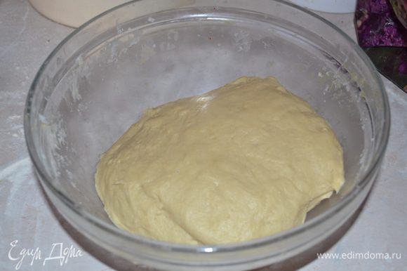 Готовим тесто на пончики: молоко подогреваем до темп. 40 гр, добавляем сахар и дрожжи, хорошо растираем и оставляем дрожжи заработать на 10-15 минут. Добавляем мягкое сливочное масло, муку, яйца, ром,и замешиваем мягкое эластичное тесто (муки может уйти меньше или больше, в зависимости от сорта муки). Тесто хорошо вымешиваем около 7-10 минут.