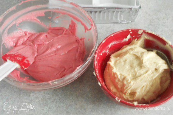 Разделите тесто на 2 равные части (я взвешиваю на кухонных весах). В одну из них добавьте красный или розовый пищевой краситель, равномерно перемешайте. Цвет должен быть достаточно контрастным, иначе "красоты" не получится.))) Мне нравится краситель в виде геля, жидкий даёт менее интенсивный цвет и при выпечке очень бледнеет.