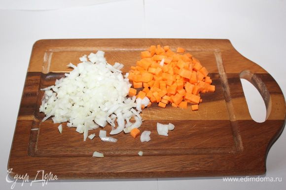 Морковь и лук нарезать мелкими кубиками.