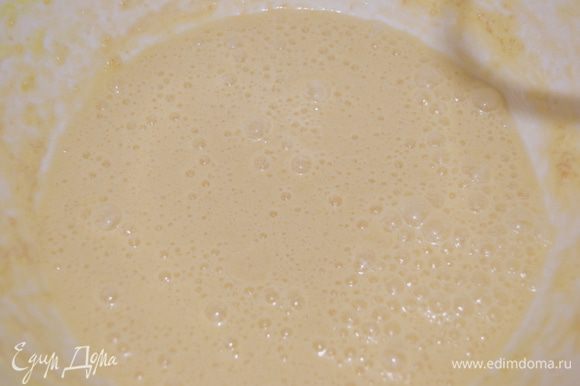 В миске взбить масло с сахаром. По одному вбить яйца, добавить ваниль.