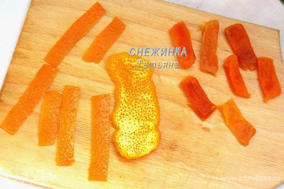 Для «пестиков» можно использовать цедру апельсина или курагу. Если берёте курагу, предварительно замочите её в кипятке на пару минут, а затем нарежьте полосочками. Если возьмёте цедру апельсина, то предварительно хорошо вымойте апельсин. Снимите ножом цедру, затем очистите цедру с обратной стороны от белой кожуры. Нарежьте заготовленную цедру на полосочки, размер определяйте по размеру Вашего печенья.